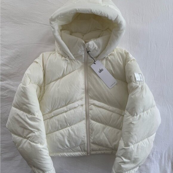 Alo Yoga Glacier Puffer Color White - Picture 2 of 7